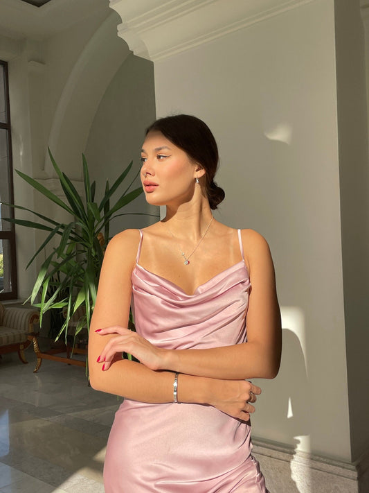 Robe mi-longue élégante à bretelles en velours et fente – Style luxueux et sophistiqué