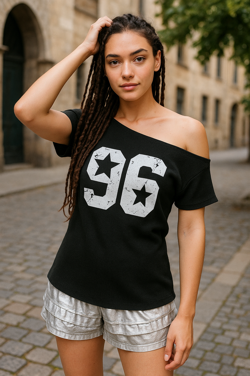Street Vibes – T-shirt imprimé à épaules inclinées