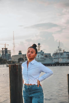 Gestreiftes Hemd mit Schnürkragen und Hohlsaum 