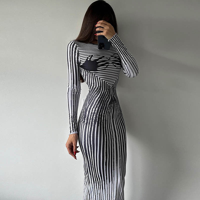 Gestreiftes, figurbetontes Maxikleid