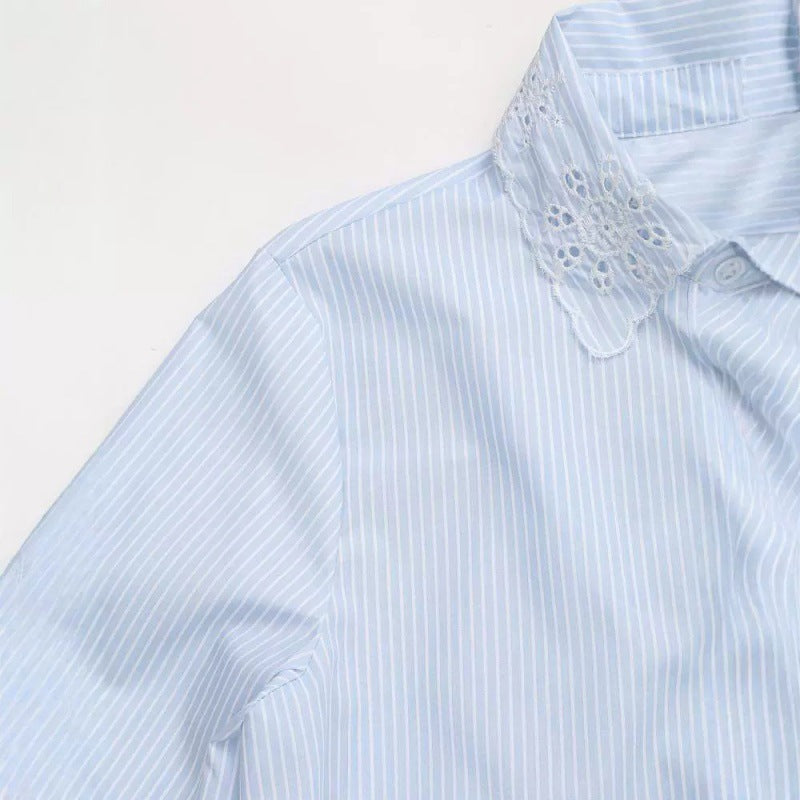 Gestreiftes Hemd mit Schnürkragen und Hohlsaum 
