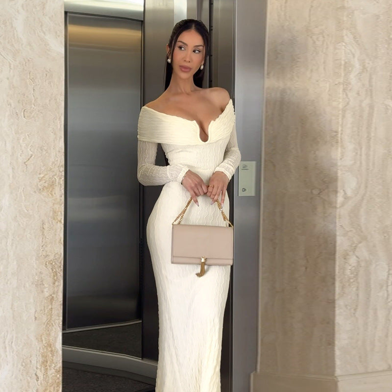 Robe moulante à épaules dénudées Enchanted Elegance