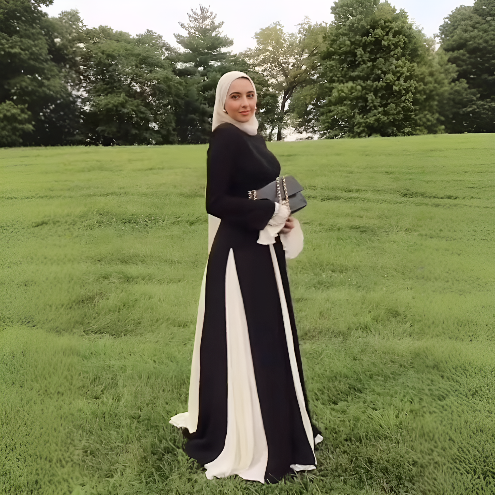 Maxikleid mit elfenbeinfarbenem Saum – Elegante Schwarz-Weiß-Kontrastierung