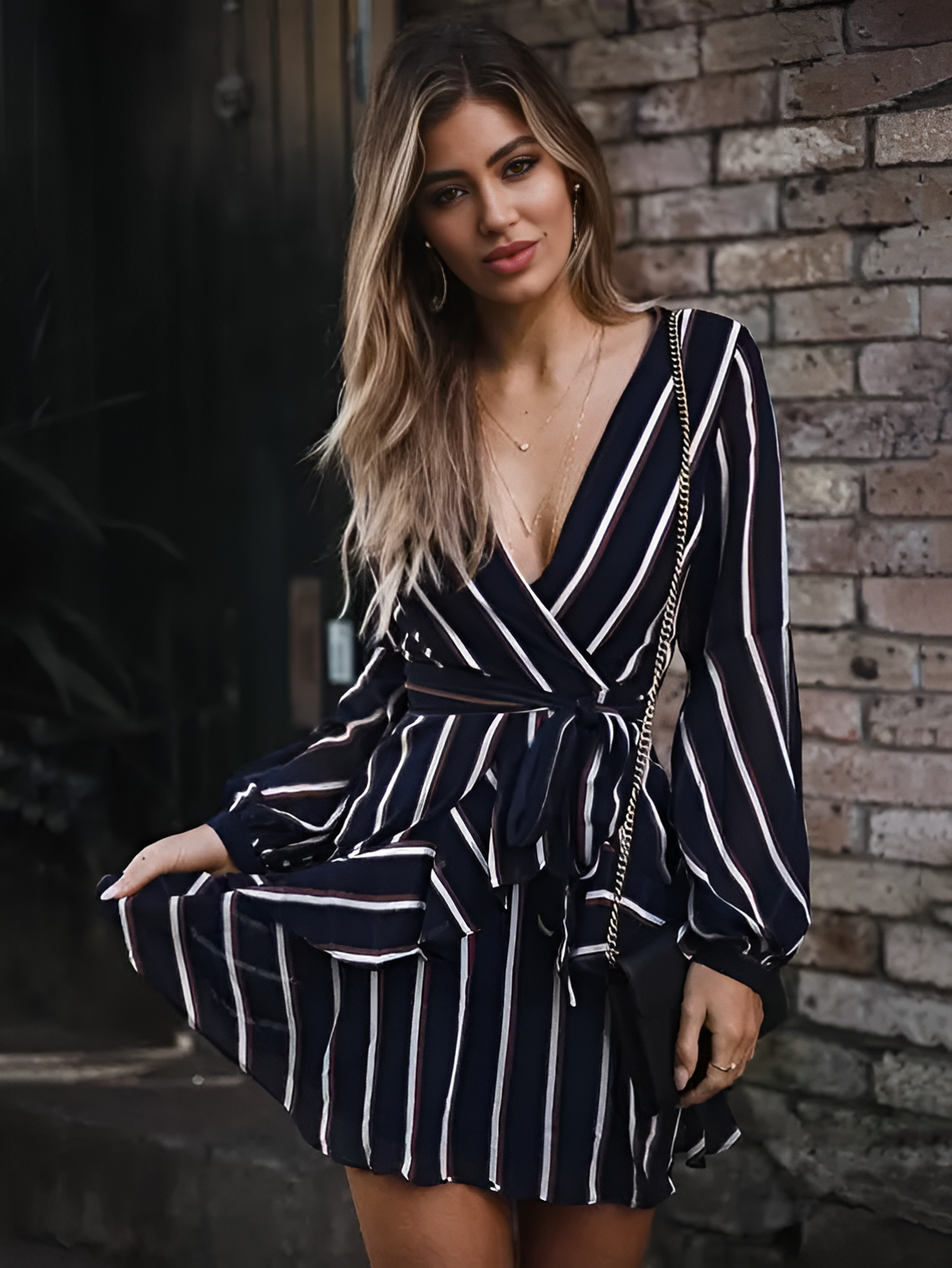 Auffällig gestreiftes, langärmeliges Midikleid