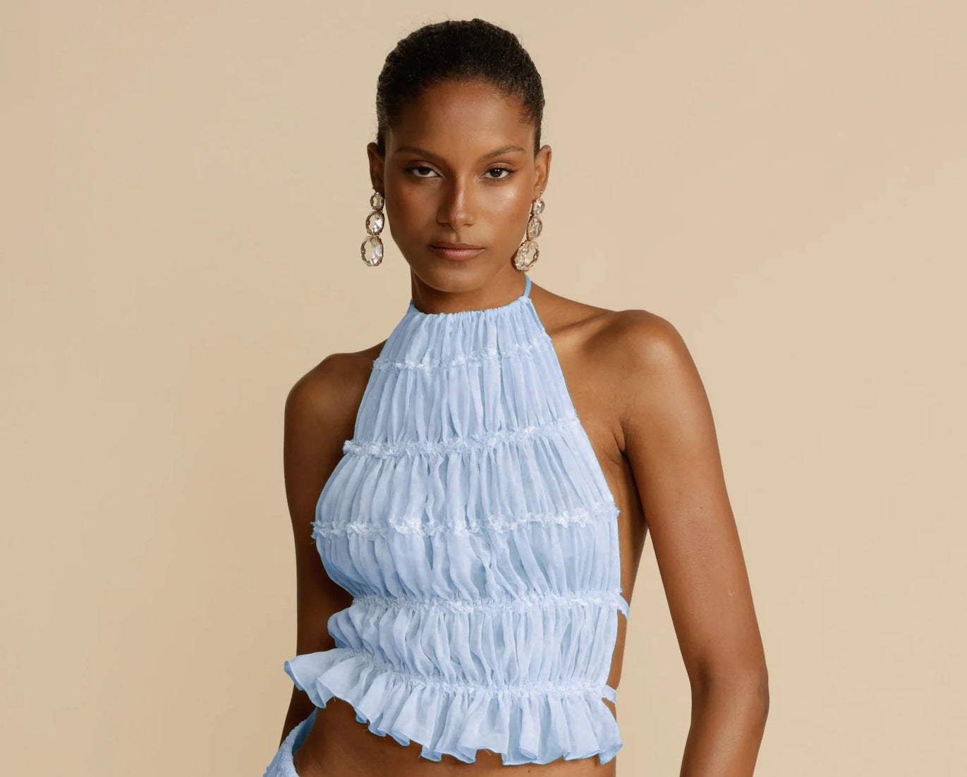 Elegantes zweiteiliges Damen-Kostüm – rückenfreies Neckholder-Crop-Top &amp; langer Faltenrock