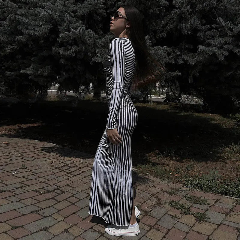 Gestreiftes, figurbetontes Maxikleid