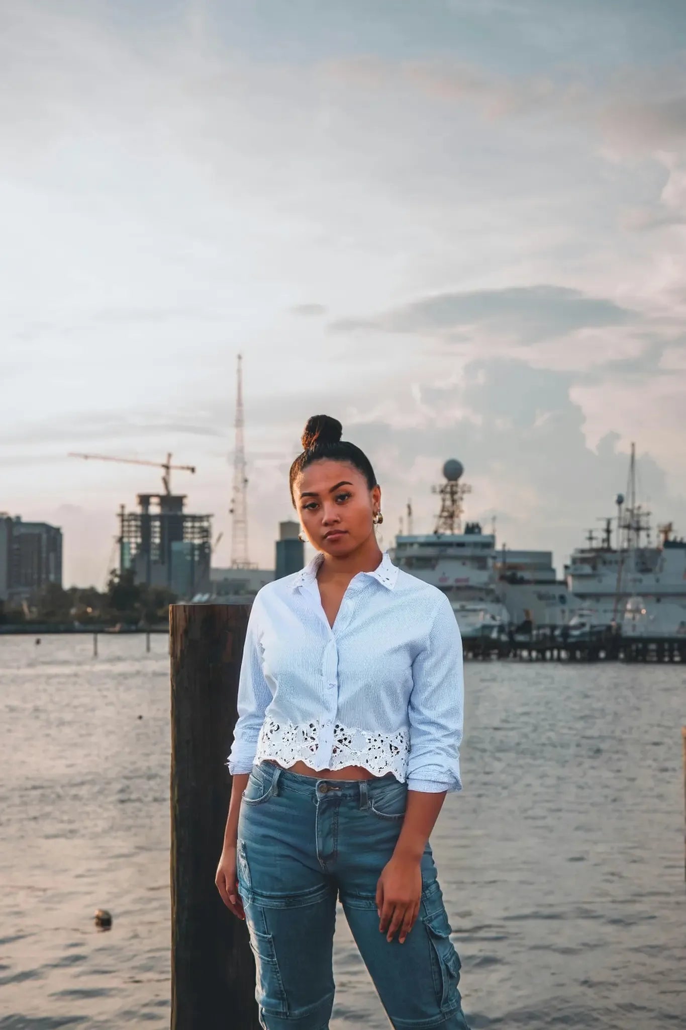 Gestreiftes Hemd mit Schnürkragen und Hohlsaum 