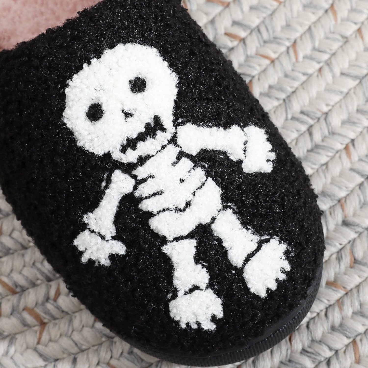 Chaussons en coton brodés tête de mort pour Halloween