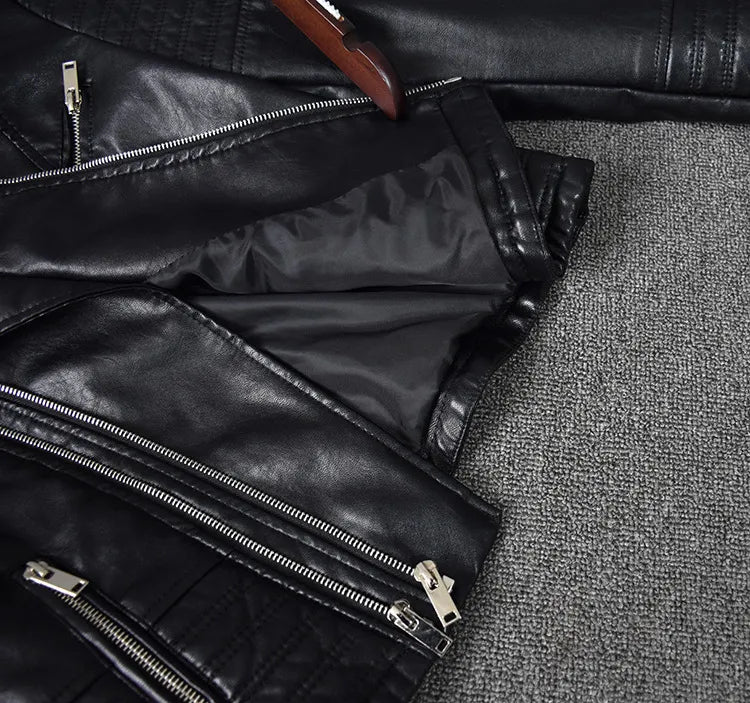 Kirschrote Kunstlederjacke 