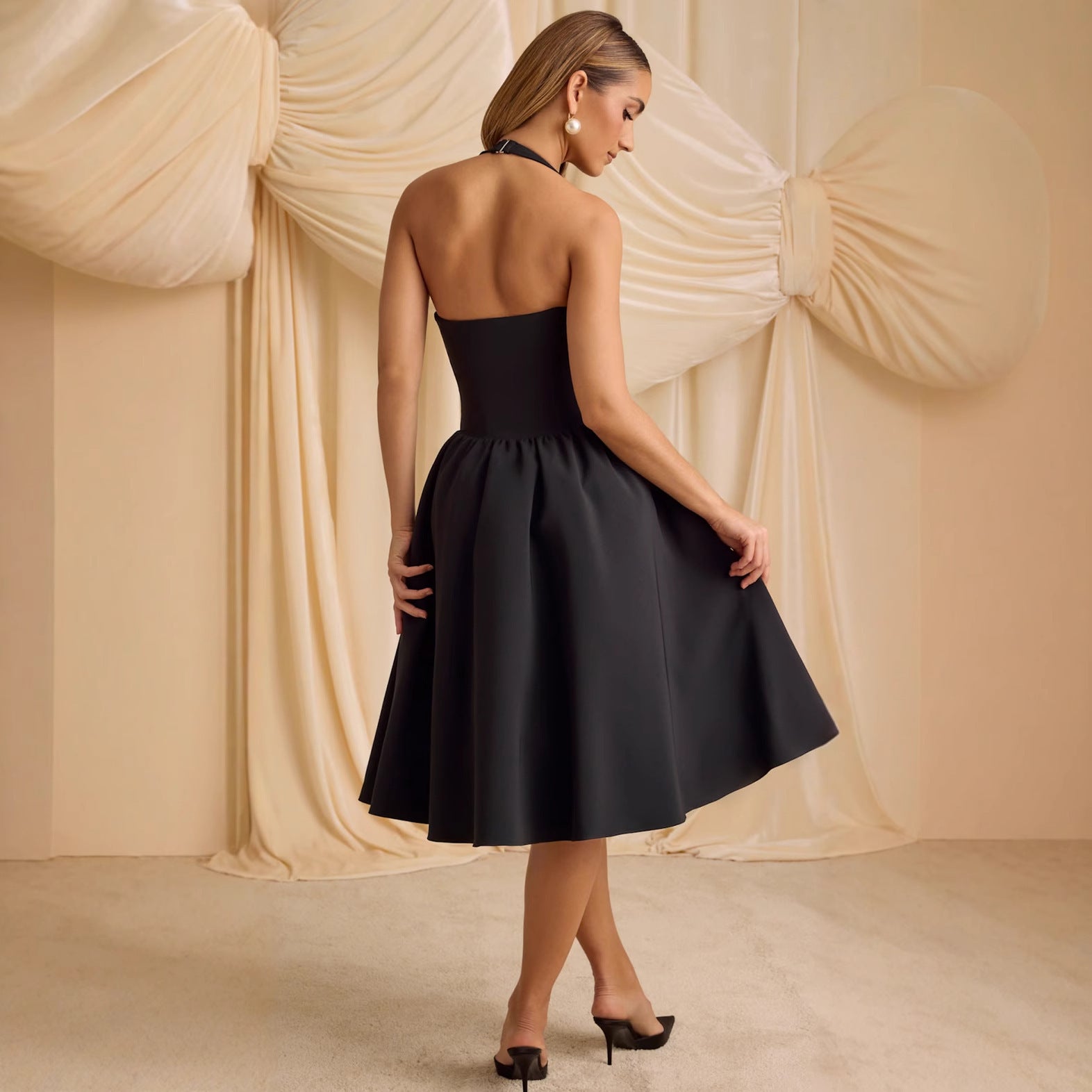 Robe dos nu à nœud et licou Enola