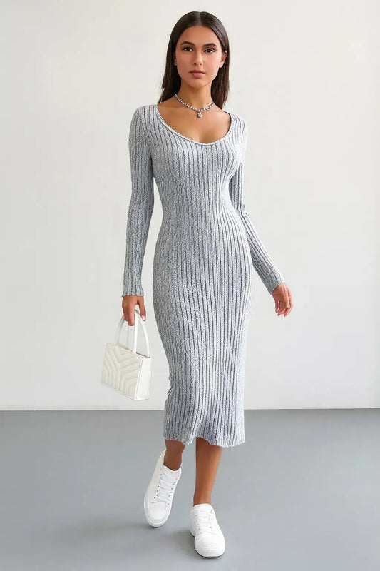 Robe en tricot à col en U sculpté