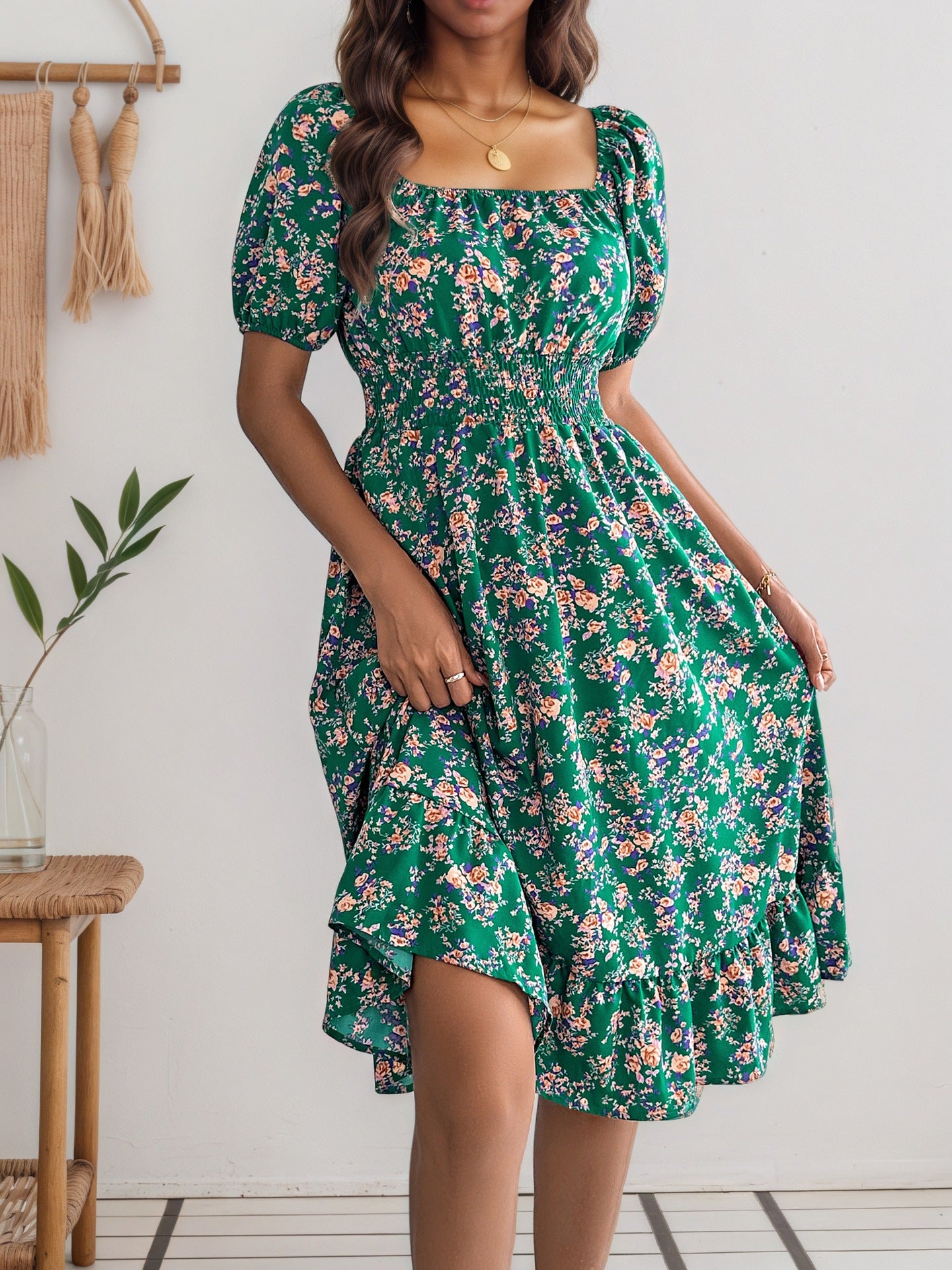 Robe à volants fleuris et col carré – Style d'été élégant et féminin