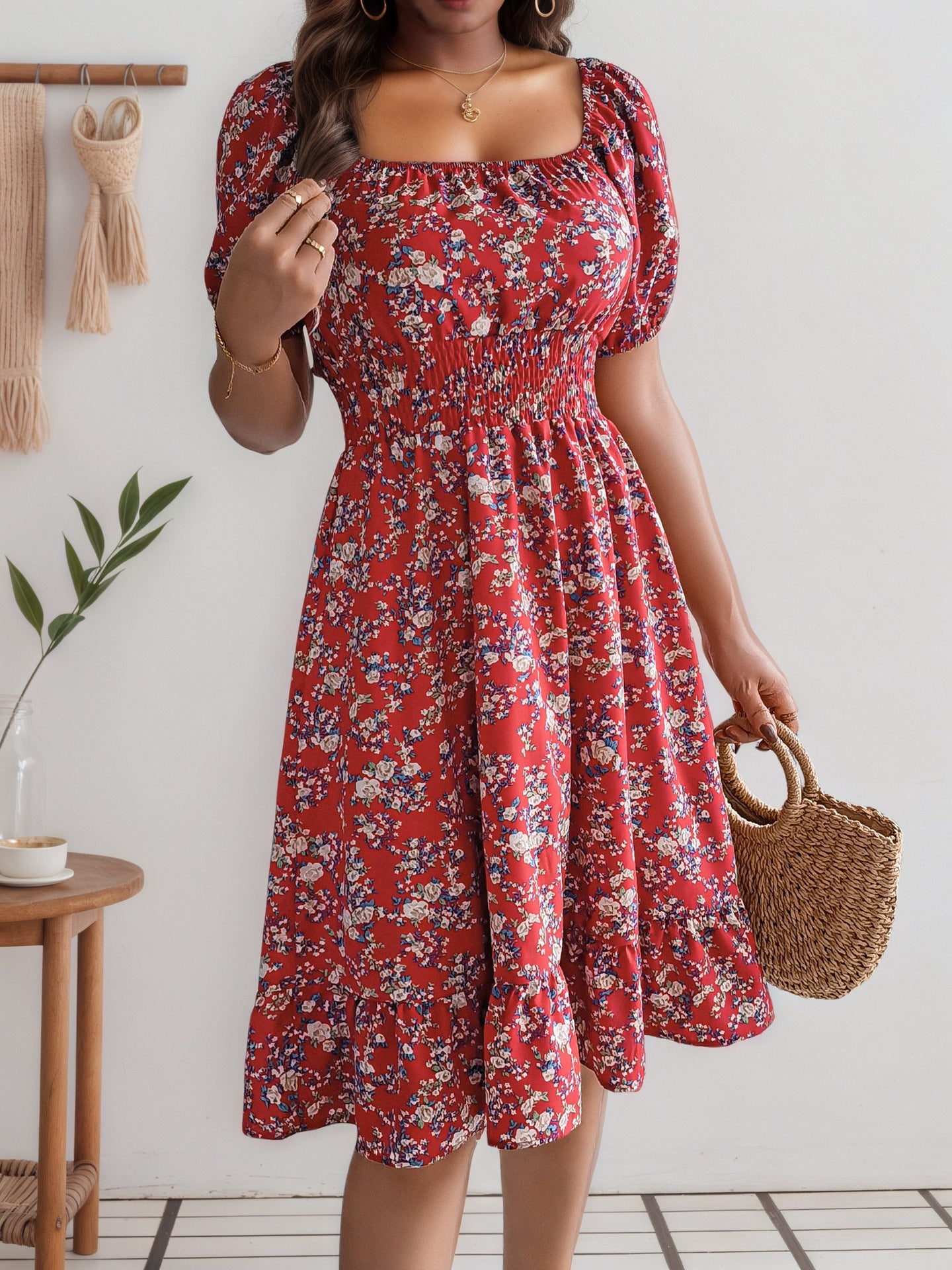 Robe à volants fleuris et col carré – Style d'été élégant et féminin