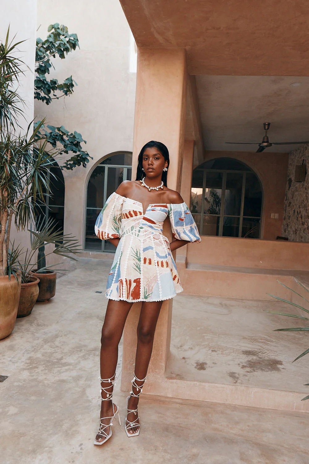 Damenkleid mit Blumenmuster und V-Ausschnitt – Sommerlich schick &amp; feminin