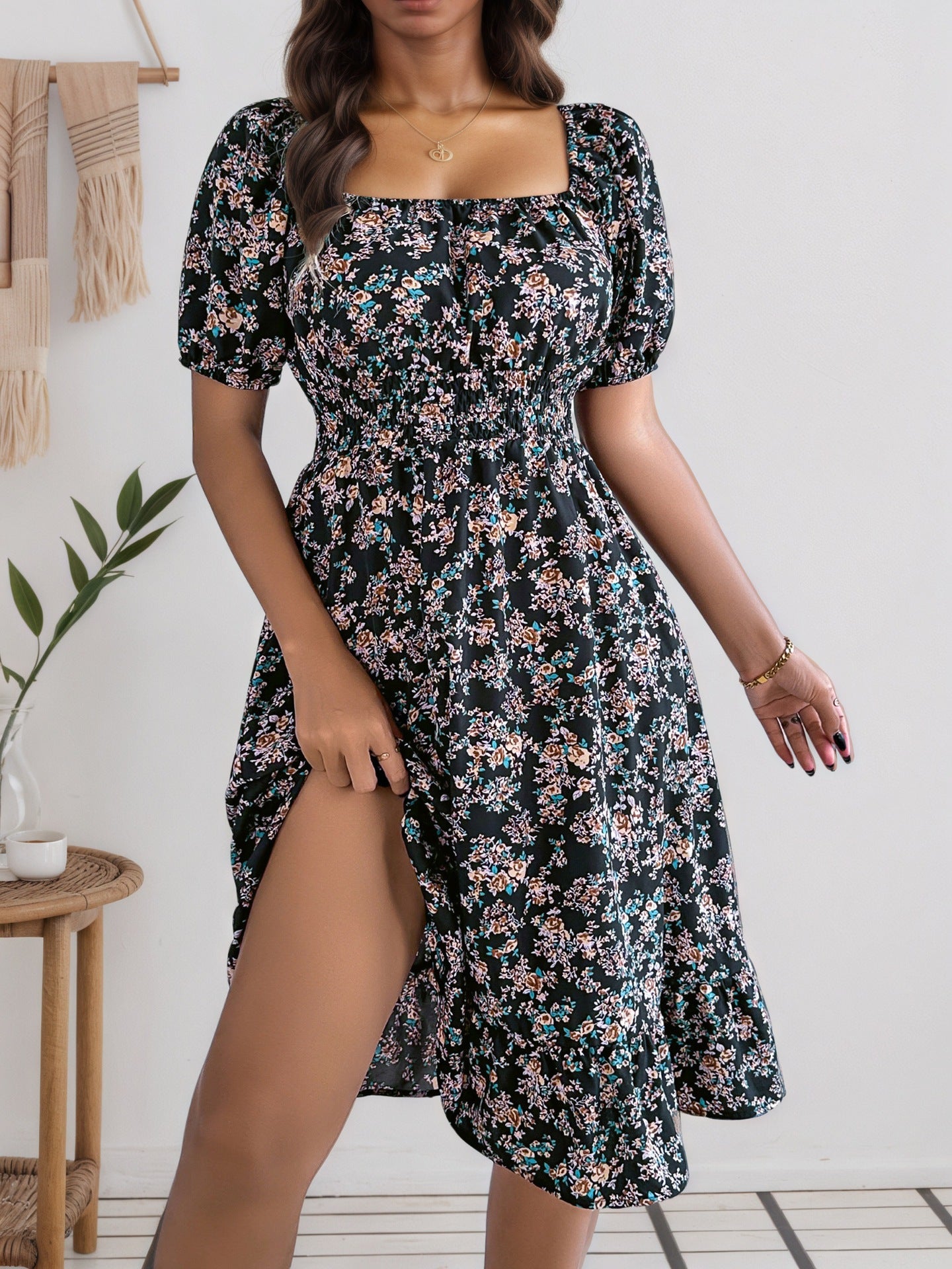 Robe à volants fleuris et col carré – Style d'été élégant et féminin