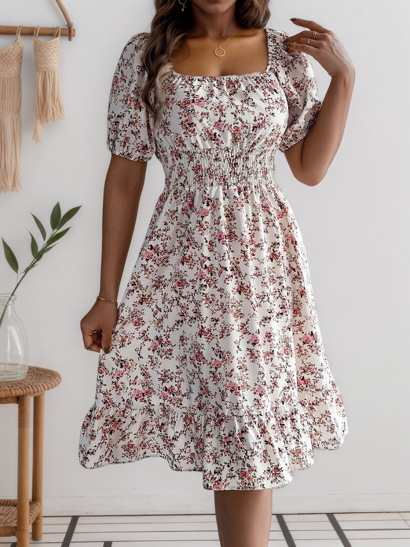 Robe à volants fleuris et col carré – Style d'été élégant et féminin