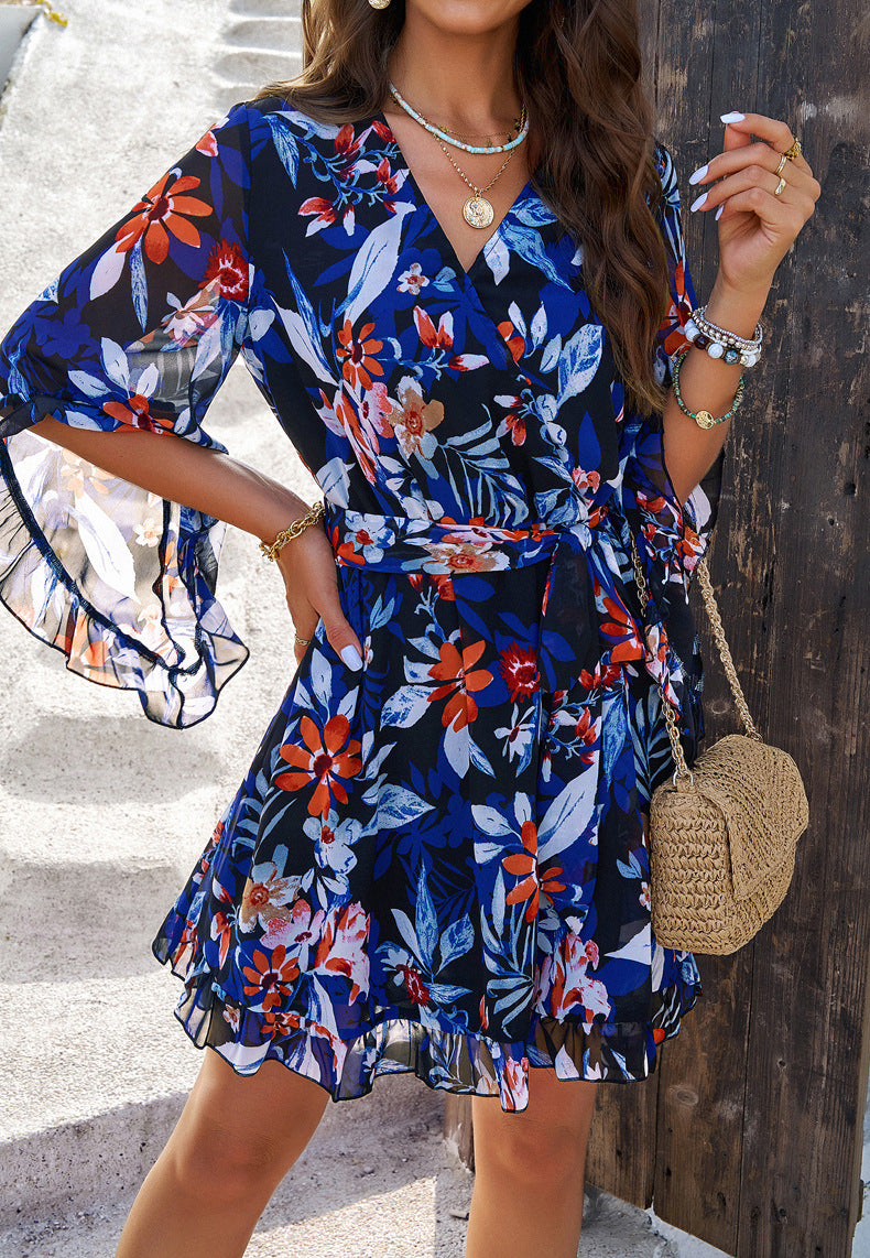 Kurzes Kleid mit Blumenmuster und Rüschen sowie V-Ausschnitt – Elegante und trendige Sommermode