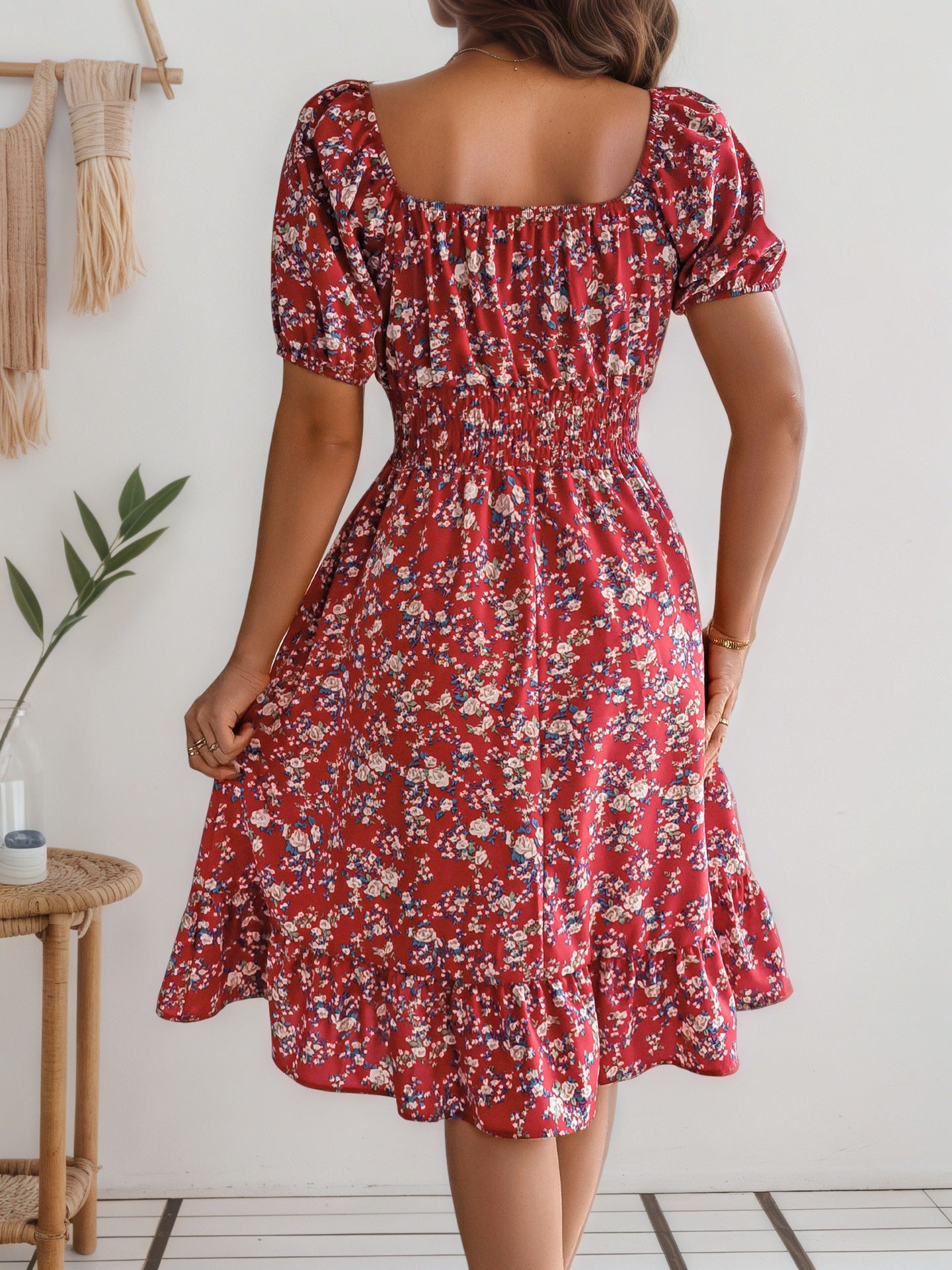 Robe à volants fleuris et col carré – Style d'été élégant et féminin