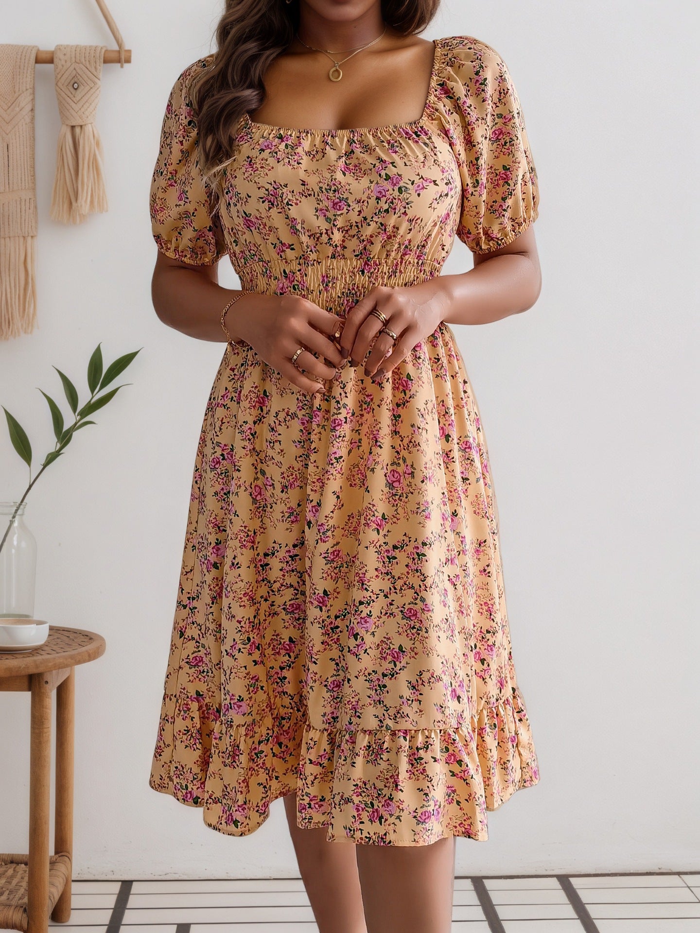 Robe à volants fleuris et col carré – Style d'été élégant et féminin