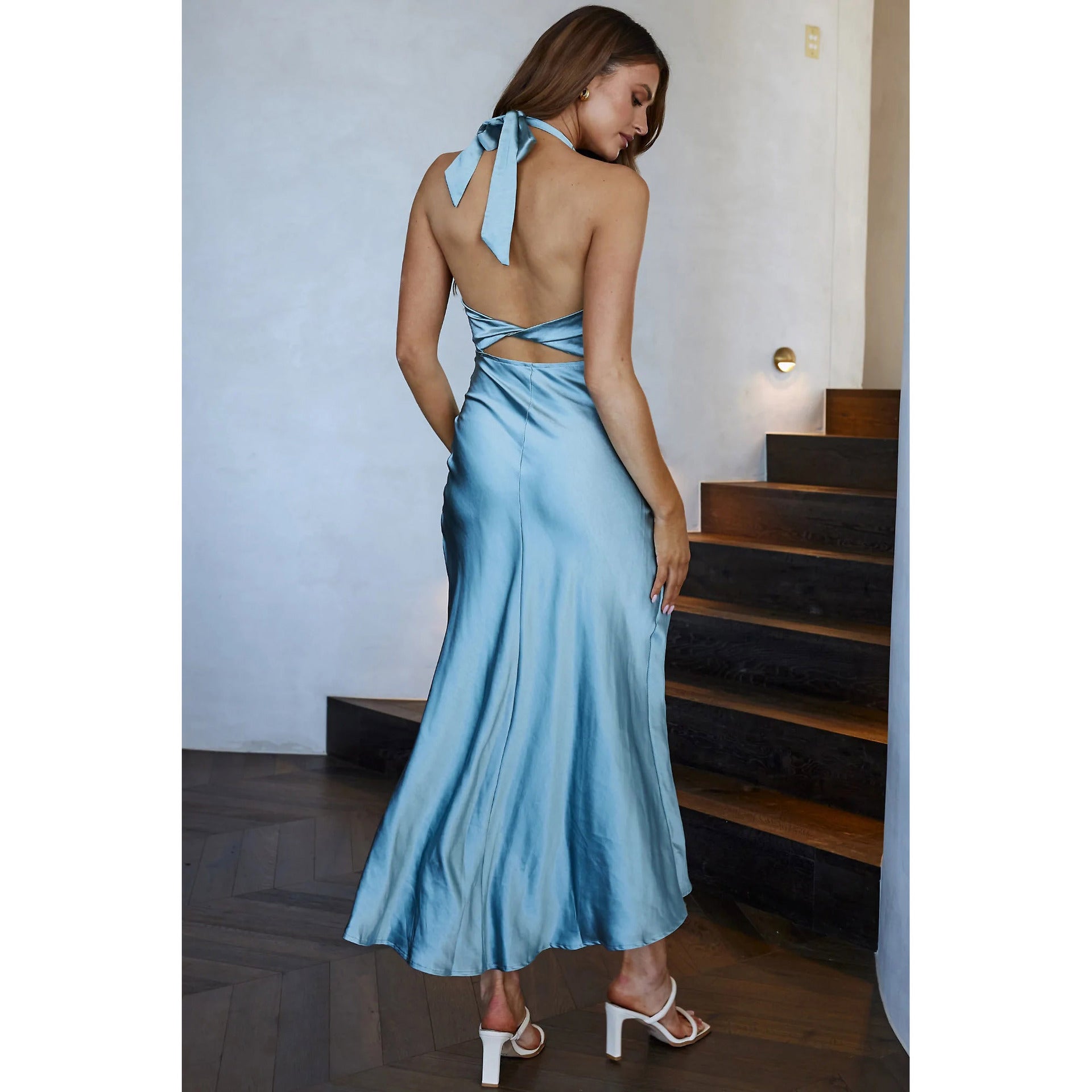 Retour pour plus de robe dos nu en satin