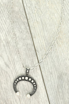 Halskette mit Anhänger in Form einer westlichen Bubble-Squash-Blüte 