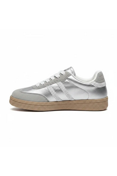 Your Daily It Sneaker