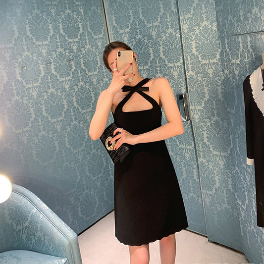 Noir Elegance Minikleid mit Schleife am Rücken