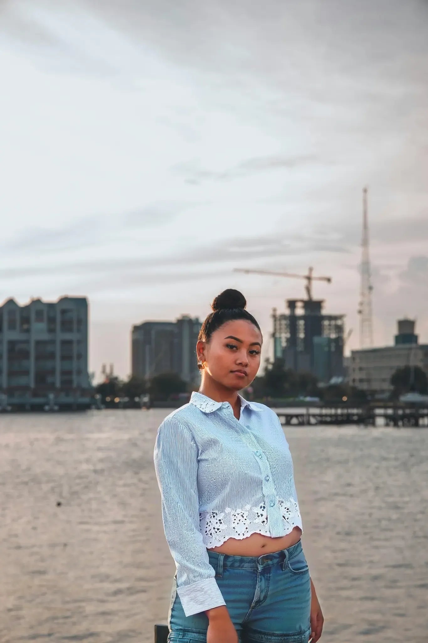 Gestreiftes Hemd mit Schnürkragen und Hohlsaum 