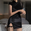 Mini-robe cheongsam en velours Noir Dynasty